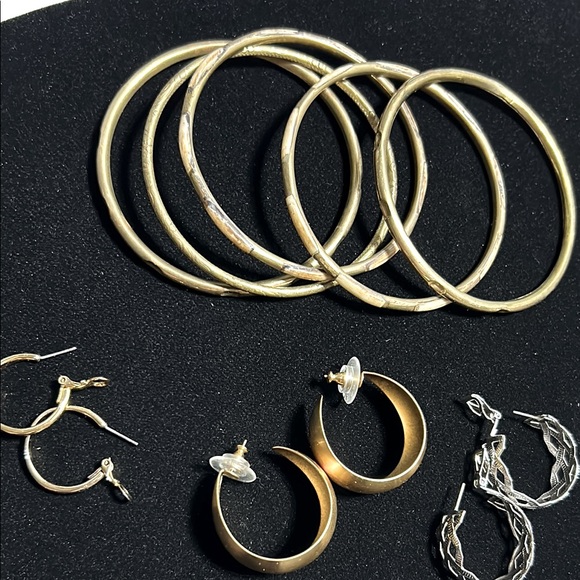 Jewelry - Bundle costume jewelry, 5 bracelets and 3 pierced earrings